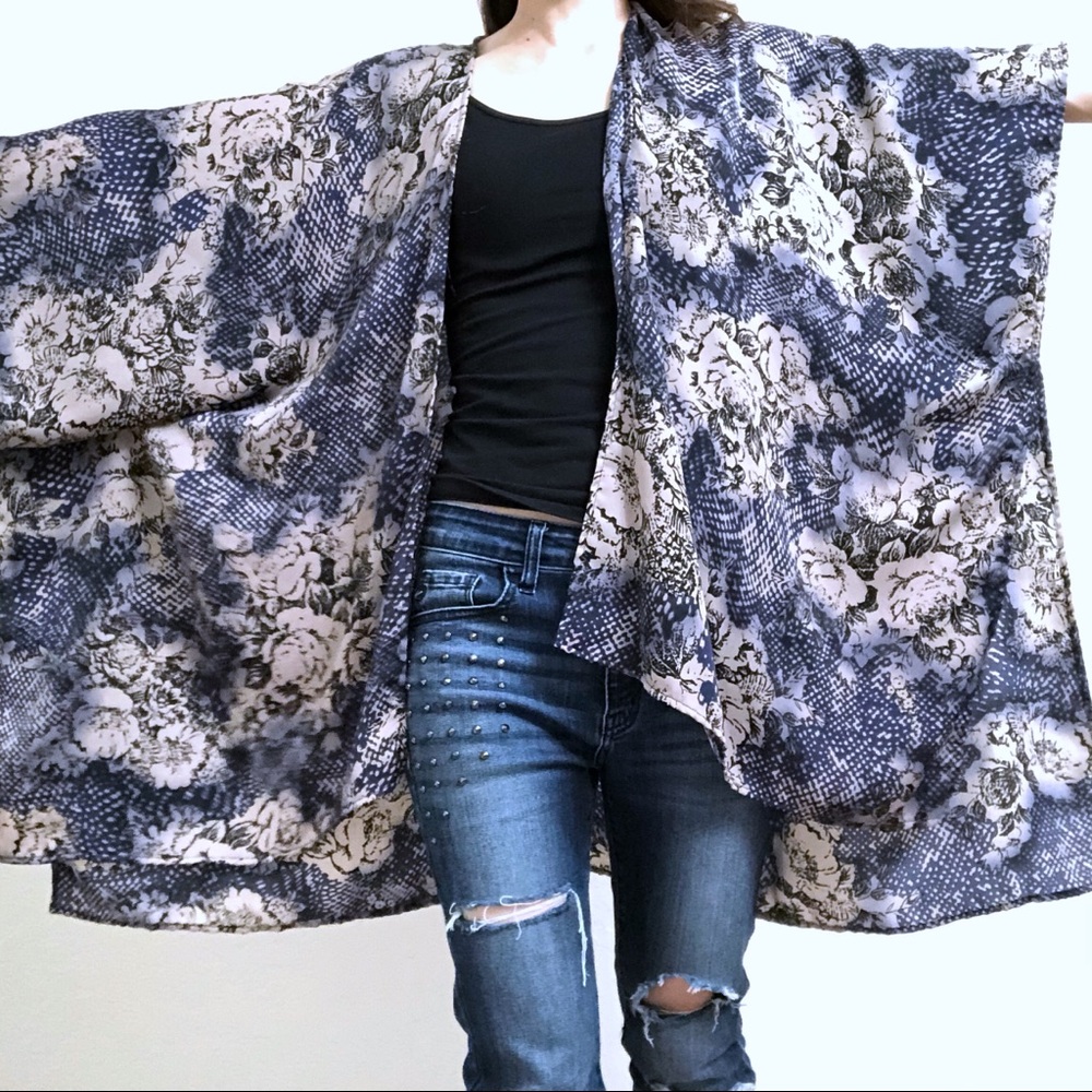Kirious Floral Kimono